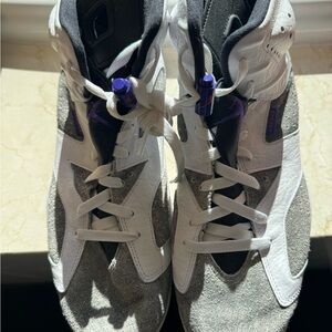 Men's Athletic Shoes in White and Gray